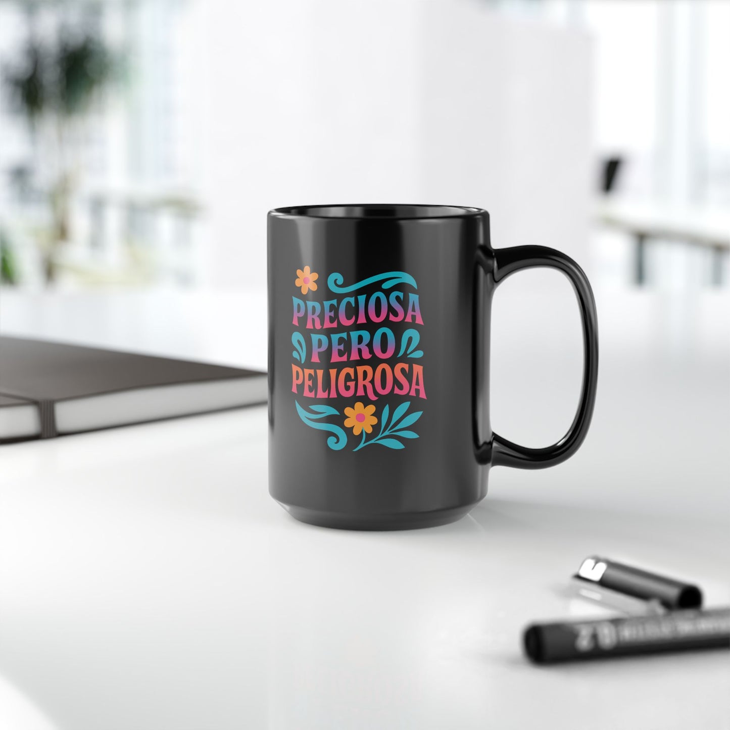 Preciosa Pero Peligrosa Mug Art — Black Mug, 15oz Tazo de Regalo (view 5 of 5)