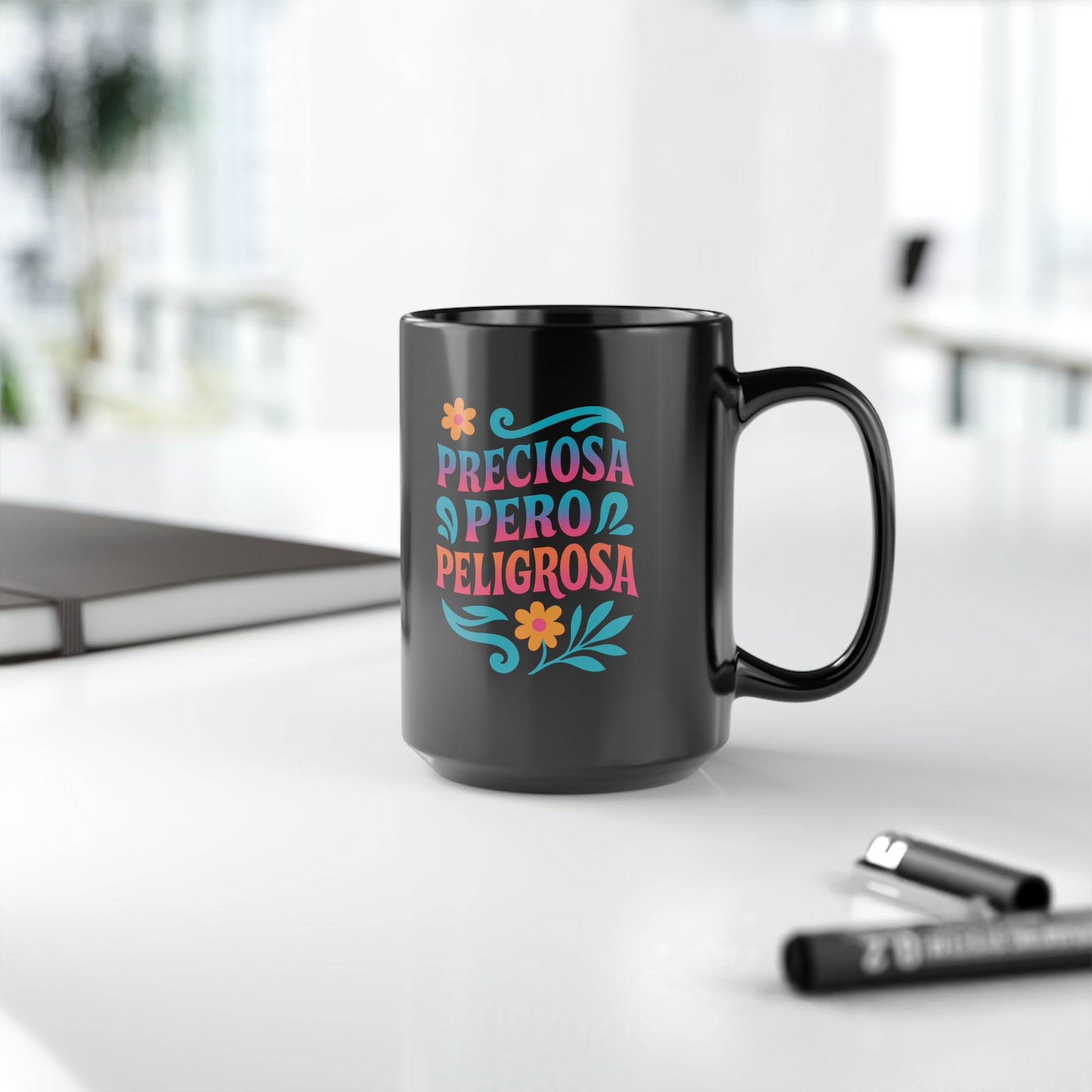 Preciosa Pero Peligrosa Mug Art — Black Mug, 15oz Tazo de Regalo (view 5 of 5)
